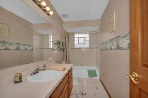 Bath - 19407 Cherry St, Mokena, IL 60448 photo 2 of 3