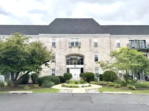 5001 Carriageway Dr #215, Rolling Meadows, IL 60008