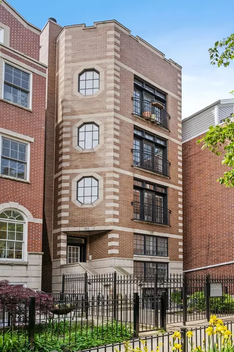 911 W Roscoe St #1, Chicago, IL 60657