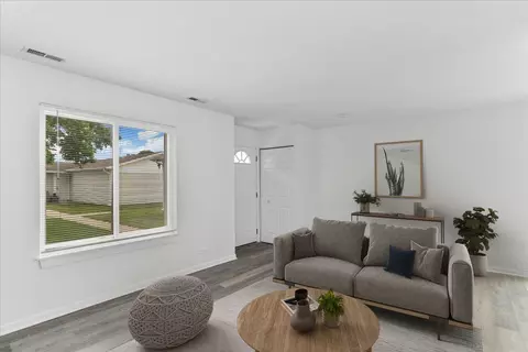 Living - 1581 Cornell Pl, Hoffman Estates, IL 60169 photo 4 of 6