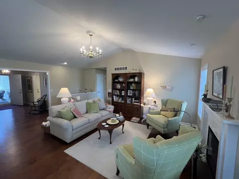 Living - 705 Yingling Dr, Dixon, IL 61021 photo 3 of 4