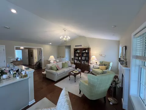 Living - 705 Yingling Dr, Dixon, IL 61021 photo 2 of 4