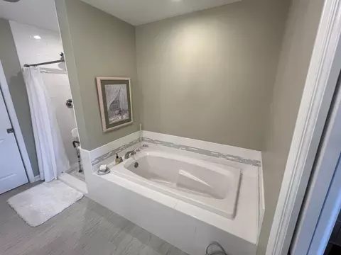 Bath - 705 Yingling Dr, Dixon, IL 61021 photo 2 of 6