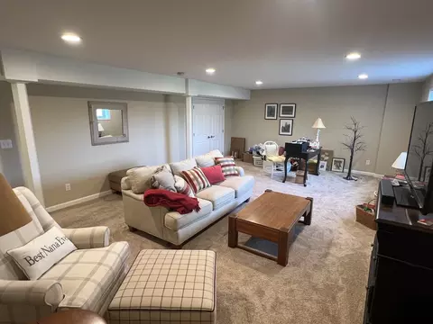 Living - 705 Yingling Dr, Dixon, IL 61021 photo 4 of 4