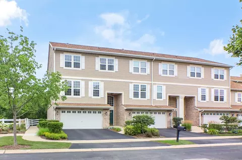 640 Belmont Ln, Carol Stream, IL 60188