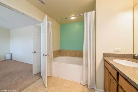 Bath - 4076 Pompton Ave, Elgin, IL 60124 photo 4 of 5