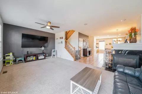 Living - 4076 Pompton Ave, Elgin, IL 60124 photo 2 of 2
