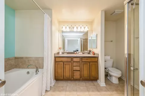 Bath - 4076 Pompton Ave, Elgin, IL 60124 photo 3 of 5