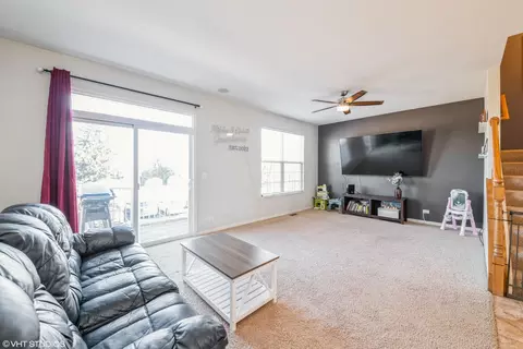 Living - 4076 Pompton Ave, Elgin, IL 60124 photo 1 of 2