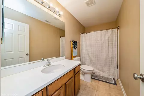 Bath - 4076 Pompton Ave, Elgin, IL 60124 photo 2 of 5