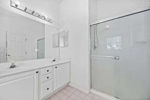 Bath - 16165 S Arbor Dr, Plainfield, IL 60586 photo 2 of 5