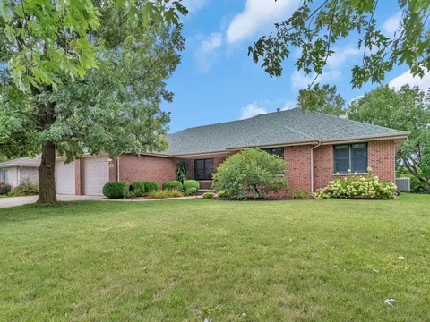 385 Twilight Dr, Morris, IL 60450