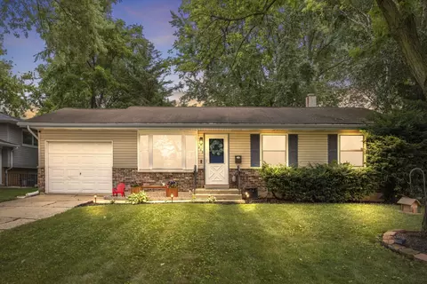 203 Lilac Ln, North Aurora, IL 60542