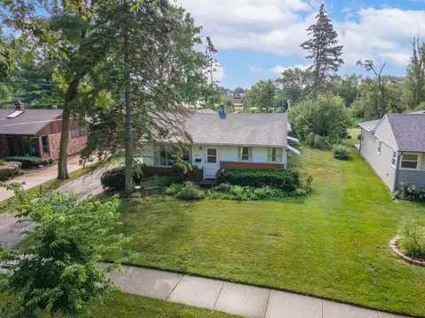 2814 Cardinal Dr, Rolling Meadows, IL 60008