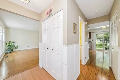 688 Equestrian Dr, Wheeling, IL 60090 photo 3