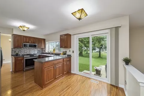688 Equestrian Dr, Wheeling, IL 60090 photo 11