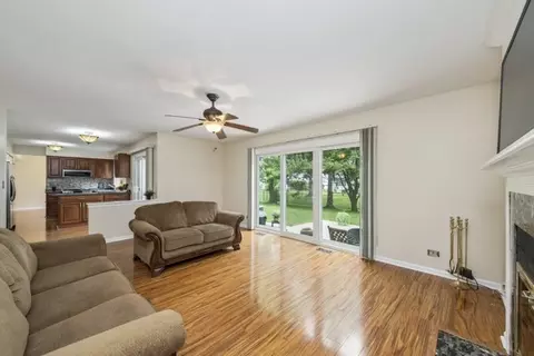 688 Equestrian Dr, Wheeling, IL 60090 photo 13
