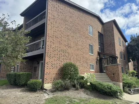 900 Perrie Dr #104, Elk Grove Village, IL 60007