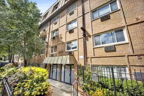 900 W Fullerton Ave #2J, Chicago, IL 60614