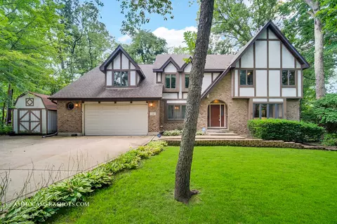 3121 Whispering Oaks Ln, Woodridge, IL 60517