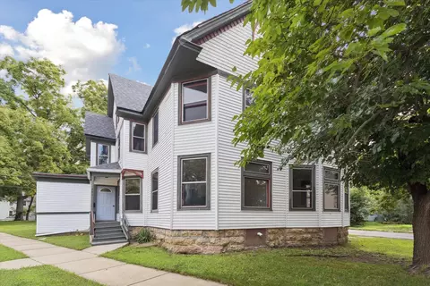 541 Woodlawn Ave, Rockford, IL 61103