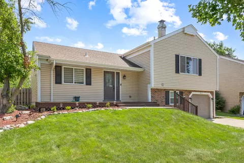811 S Sheridan Dr, Bartlett, IL 60103