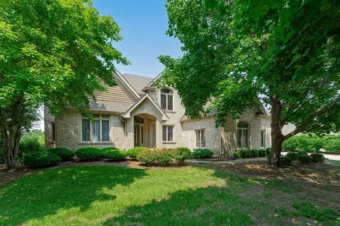 552 Waters Edge Dr, South Elgin, IL 60177