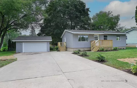 111 Peachtree Ln, Woodstock, IL 60098