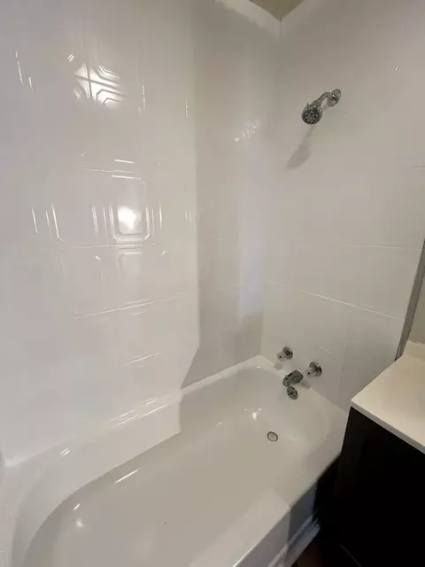 Bath - 914 E Benton St, Morris, IL 60450 photo 2 of 4