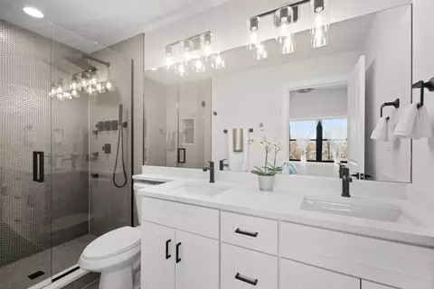 Bath - 6530 S Champlain Ave, Chicago, IL 60637 photo 2 of 7