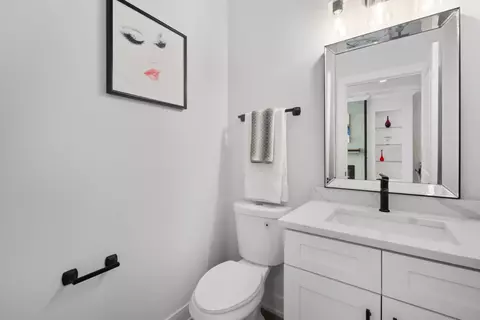 Bath - 6530 S Champlain Ave, Chicago, IL 60637 photo 1 of 7