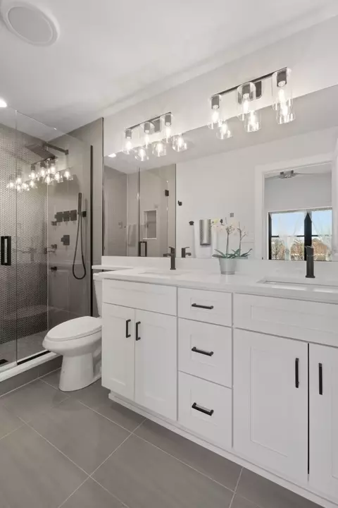 Bath - 6530 S Champlain Ave, Chicago, IL 60637 photo 3 of 7