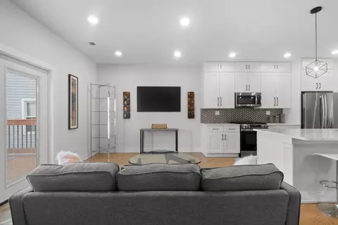 Living - 6530 S Champlain Ave, Chicago, IL 60637 photo 1 of 1