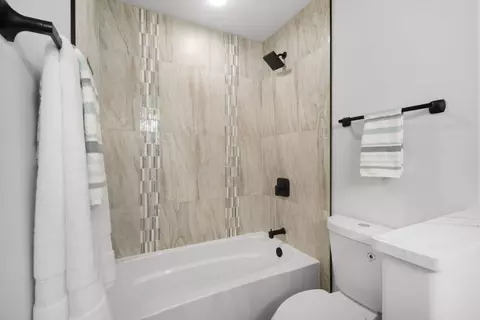 Bath - 6530 S Champlain Ave, Chicago, IL 60637 photo 5 of 7