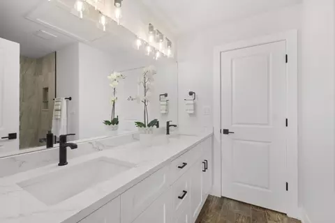 Bath - 6530 S Champlain Ave, Chicago, IL 60637 photo 4 of 7