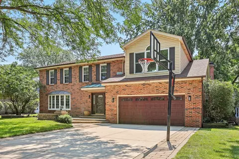 2425 Tanglewood Dr, Lisle, IL 60532