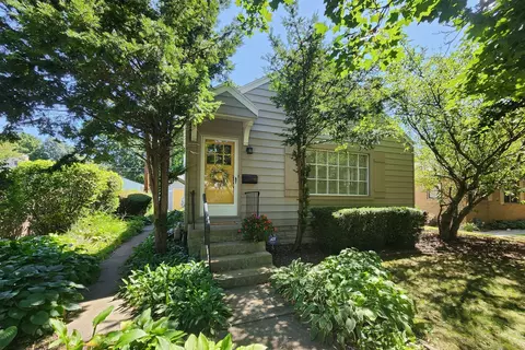 402 S Florence Ave, Bloomington, IL 61701