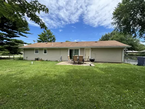 Exterior - 12007 Wagon Lane Ct, Roscoe, IL 61073 photo 4 of 8