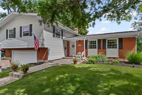 5809 Clover Dr, Lisle, IL 60532