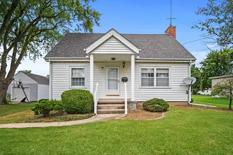 485 E Fourth St, El Paso, IL 61738