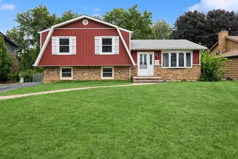 305 Hazelwood Dr, Lindenhurst, IL 60046
