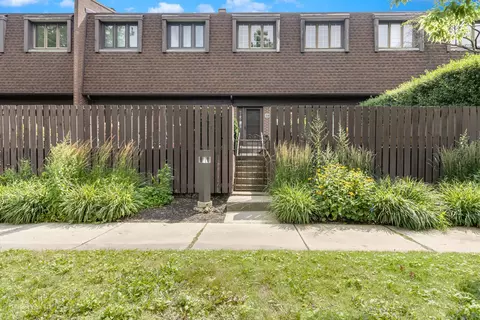 1020 Deerfield Rd, Highland Park, IL 60035