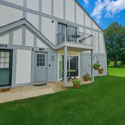 7412 Canterbury Pl #2-5, Downers Grove, IL 60516