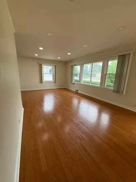 Living - 922 S Wolf Rd, Des Plaines, IL 60016 photo 1 of 2