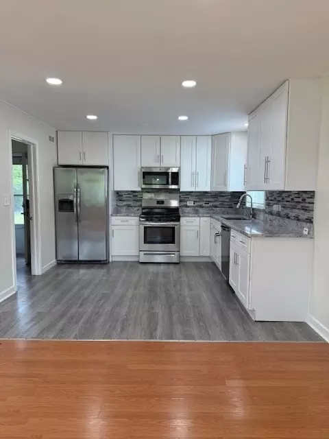 Kitchen - 922 S Wolf Rd, Des Plaines, IL 60016 photo 1 of 2
