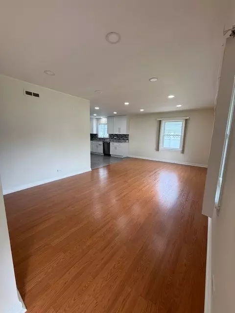 Living - 922 S Wolf Rd, Des Plaines, IL 60016 photo 2 of 2