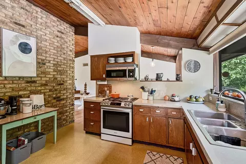 Kitchen - 16 W340 97th St, Burr Ridge, IL 60527 photo 2 of 2