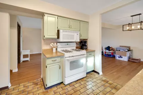 Kitchen - 136 N School St, Addison, IL 60101 photo 3 of 5