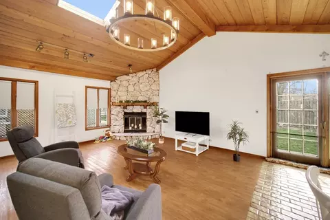 Living - 136 N School St, Addison, IL 60101 photo 2 of 4