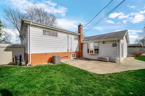 Exterior - 136 N School St, Addison, IL 60101 photo 3 of 4